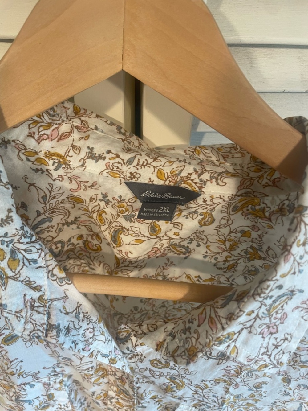 Eddie Bauer Women’s White Floral Button-Up Shirt with Tan Pattern - 2XL - Picture 2 of 7